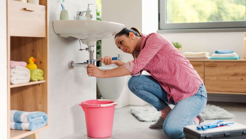 how to fix a leaky bathtub faucet​